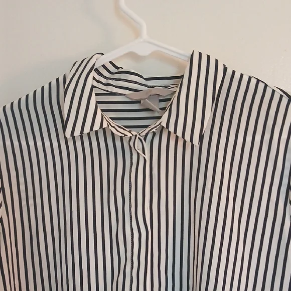 H&M Navy Blue and White Button Down Blouse - Picture 5 of 14